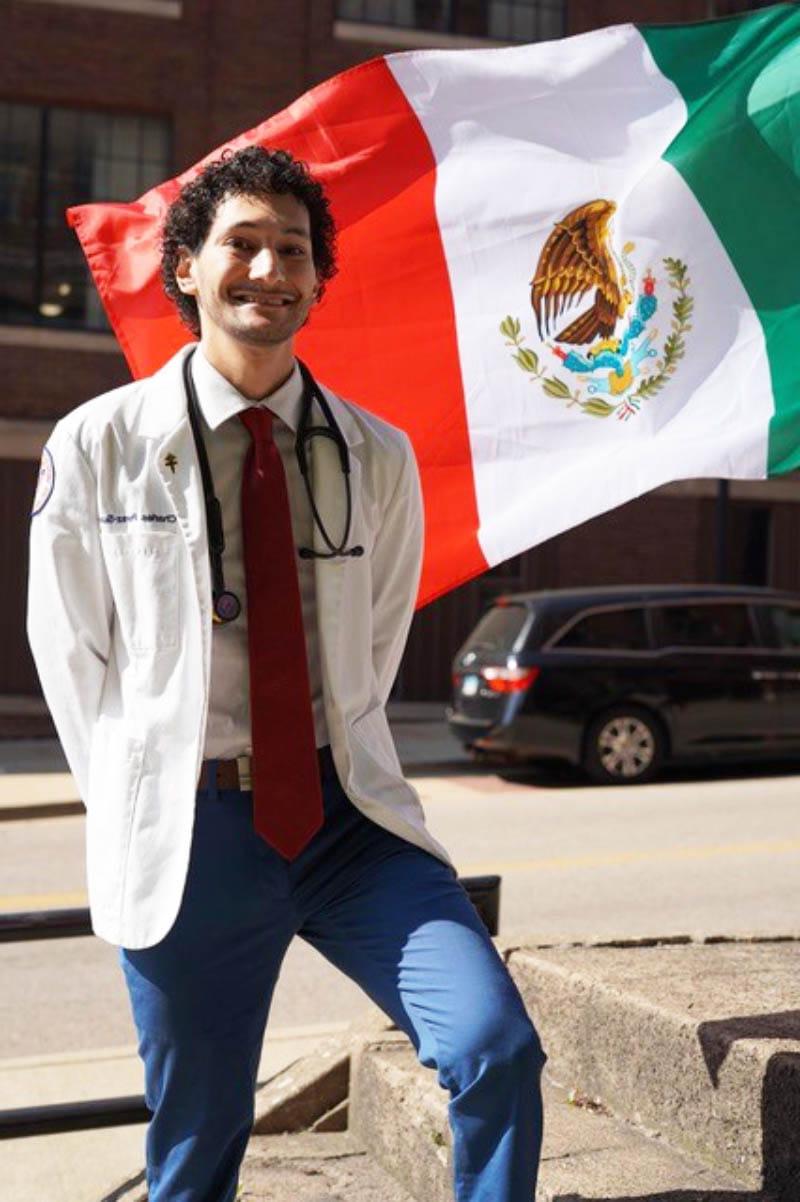 Charlie Pérez-Suárez, cuya familia es de México, es estudiante de la Facultad de Medicina de la Universidad de Illinois en Peoria. (Foto cortesía de Charlie Pérez-Suárez)