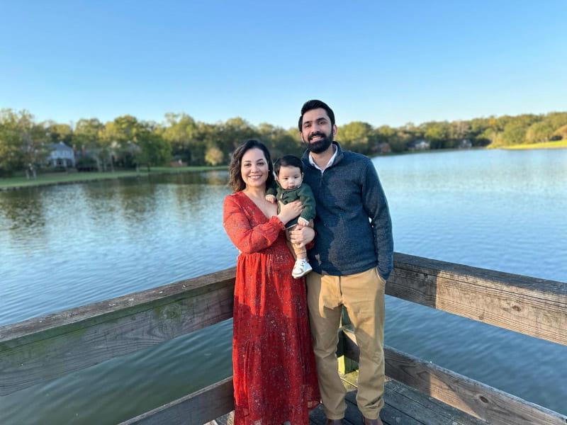 La Dra. Zerelda Esquer Garrigos y su esposo, el Dr. Prakhar Vijayvargiya, con su hijo, Rohan. Esquer Garrigos y Vijayvargiya dirigen el Programa de Enfermedades Infecciosas para Trasplantes en la Facultad de Medicina del Centro Médico de la Universidad de Mississippi en Jackson. (Foto cortesía de la Dra. Zerelda Esquer Garrigos)